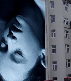 Il colosso di Vienna. È uno spiazzante eco-murales di Gottfried Helnwein… 