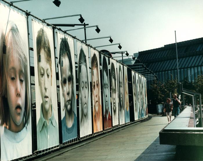 Bilderstrasse von Gottfried Helnwein zur "Photoszene 1988" in Köln