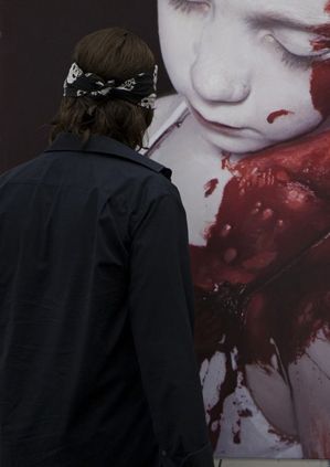 Los niños descarnados del hiperrealista Helnwein impactan en Viena